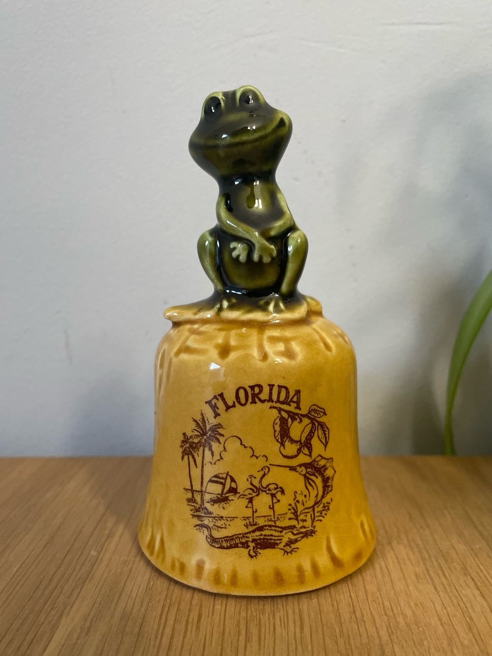 Vintage MCM 1960s Florida Souvenir Ceramic Bell with Frog Topper GF Japan 🐸